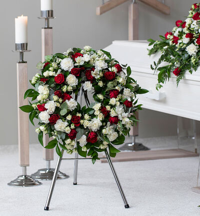 Krans i rødt og hvitt 70 cm Krans i rødt og hvitt 70 cm